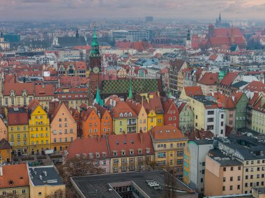 Wroclaw, Polonya 'nın havadan görünüşü, Eski Şehir konutları, Eski Şehir Salonu saat kulesi, Oder Nehri adaları, ve bulutlu gökyüzü altında uzak katedral kuleleri.