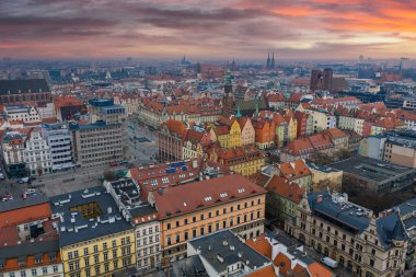 Wroclaw, Polonya 'nın hava manzarası, Pazar Meydanı, Eski Şehir Binası ve saat kulesi, kilise kuleleri, Ostrow Tumski kuleleri, sıcak gün batımı ışığı, öğleden sonra sahnesi.