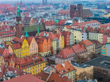 Polonya 'nın Wroclaw kentinin hava manzarası Pazar Meydanı' ndaki evleri, Eski Şehir Saat Kulesi 'ni ve Vaftizci Aziz John Katedrali' ni bulutlu bir günde gösteriyor..
