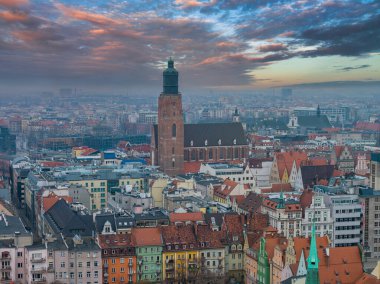 Wroclaw, Polonya 'nın havadan görünüşü, St. Elizabeth Kilisesi Eski Şehir' in üzerinde. Renkli cepheler, kırmızı çatılar, modern bloklar ve kuleler pastel bulutların altında buğulanır..