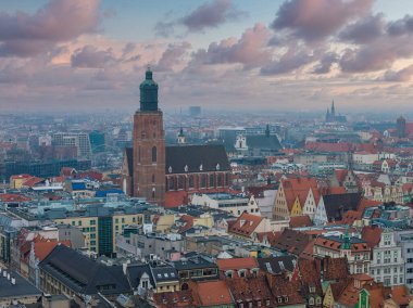 Polonya 'nın Wroclaw şehrinin hava manzarası, alacakaranlıkta, eski kasaba gabayt evleri, St. Elizabeth' s kilise kulesi, kilise kuleleri, ve pastel bulutların altındaki uzak Oder Nehri..