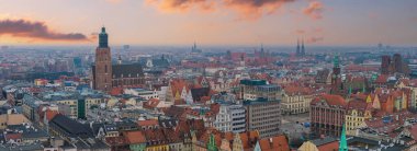 Günbatımında Wroclaw, Polonya 'nın hava manzarası Pazar Meydanı' ndaki belediye kulesini ve Vaftizci Yahya Katedrali 'nin ikiz kulelerini gösteriyor..