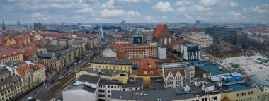 Wroclaw, Polonya üzerindeki hava manzarası Eski Şehir çatılarını, tramvay caddelerini, kırmızı tuğlalı kiliseleri, nehir köprülerini ve sabah saatlerinde hafif gün ışığı altında kalan alanları gösteriyor..