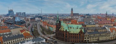 Merkez Wroclaw, Polonya 'nın hava manzarası, açık bir günde St. Elizabeth' s kulesini, kırmızı çatıları, tramvay hatlarını, Oder Nehri 'ni, Gotik tuğlaları ve turnaları gösteriyor..