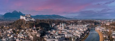 Hohensalzburg Kalesi, Salzburg Katedral Kubbeleri, Salzach Nehri, köprüler, pastel Barok binaları ve kış zirveleriyle Avusturya 'nın Salzburg kentinin hava manzarası..