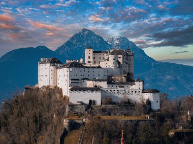Avusturya, Salzburg 'daki Hohensalzburg Kalesi' nin zemin manzarası. Kuzey kireçtaşı Alpleri 'nin kar tepeleri, füniküler pist, surlar, kuleler ve serin gün ışığında saklanmak..
