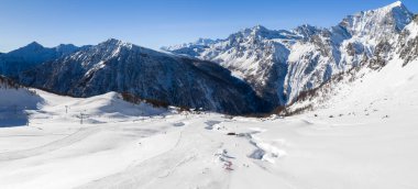 İtalyan Alpleri 'ndeki San Domenico havadan bakıldığında kayakçıların bakımlı koşular, kayak asansörleri lüks bir çatı katı tarzı otel, sivri tepeler, yüksek kaseler ve Ossola Vadisi' nde görüldüğü görülüyor..