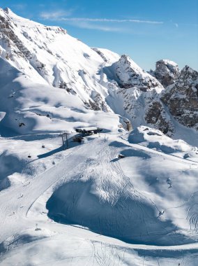 Hava sahnesinde San Domenico İtalyan Alplerinde, engebeli zirvelerde, geniş kar tarlalarında, kayak kaldırma istasyonlarında, dağ sırtlarında otellerde ve birçok kayakçıda görünüyor..
