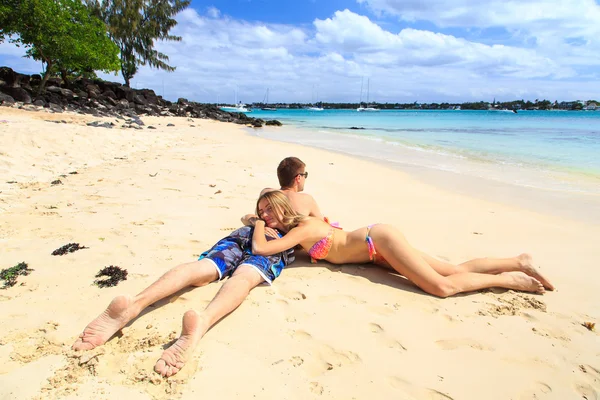 Pareja feliz en la playa — Foto de Stock