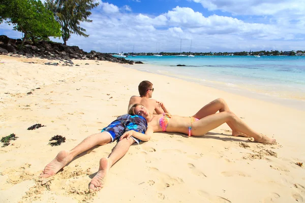 Gelukkig stel op het strand — Stockfoto