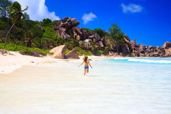 Menina na praia — Fotografia de Stock