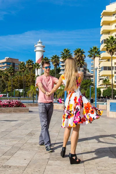 Jong koppel dansen op het strand — Stockfoto