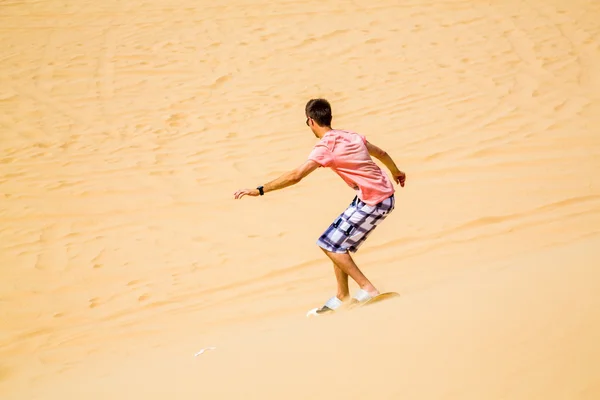 Imbarco di sabbia in spiaggia da una duna — Foto Stock