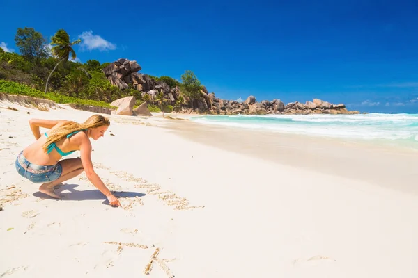 Menina desenho na praia — Fotografia de Stock