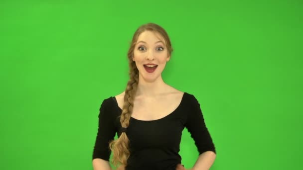 Mooie jonge vrouw emotioneel verheugt zich en glimlach — Stockvideo