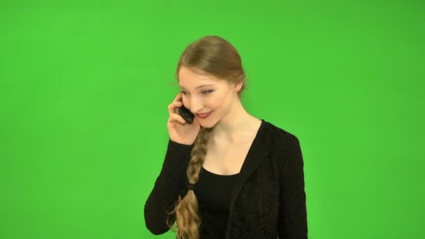 Aantrekkelijke jonge vrouw plezier praten aan de telefoon. — Stockvideo
