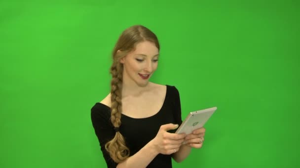 Aantrekkelijke jonge vrouw is emotioneel communiceert via Sms. Green screen — Stockvideo