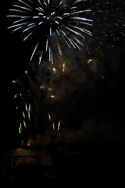 Fuochi d'artificio estivi al porto Foto Stock Royalty Free