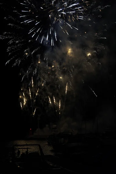 Fuochi d'artificio estivi al porto Foto Stock