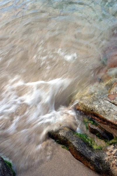 Водные игры на скалах — стоковое фото