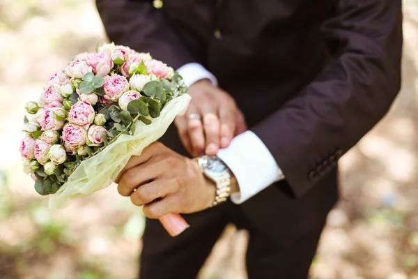 Novio con ramo — Foto de Stock