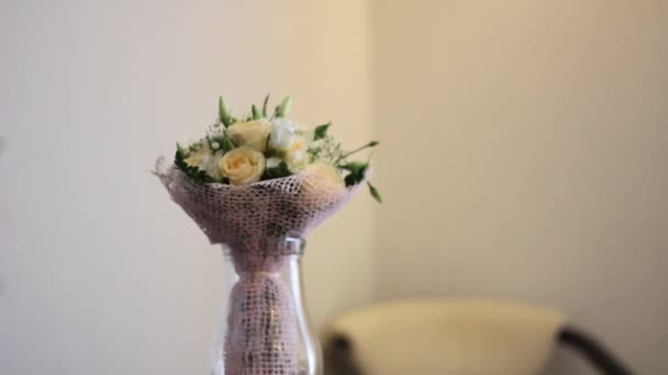 Весільний букет для нареченої у вазі — стокове відео