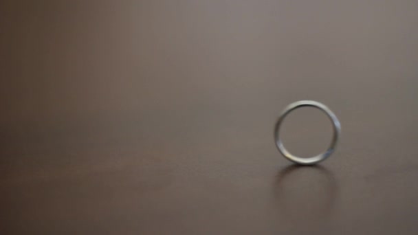 Anéis de casamento rolando — Vídeo de Stock
