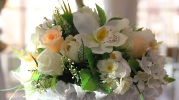 Bruiloft zaal decoratie decoratieve bloemen — Stockvideo