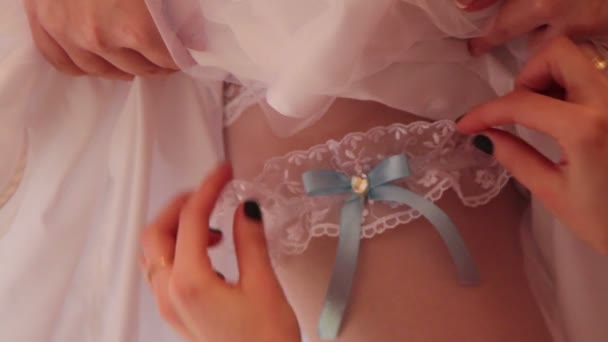 Vestir a la novia liga en la pierna — Vídeo de stock