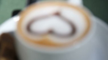 iki bardak kahve masada vardır