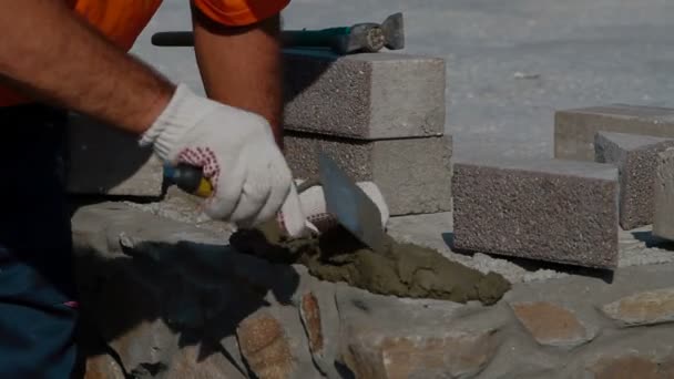 Construção de uma casa de tijolos — Vídeo de Stock