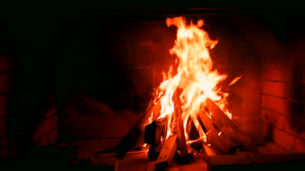 Quemaduras de fuego en la chimenea — Vídeo de stock