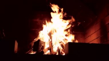 Şöminede ateş yanıyor.