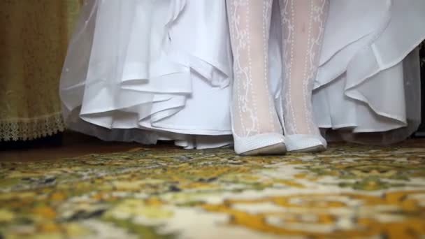 Zapatos de novia vestido — Vídeo de stock