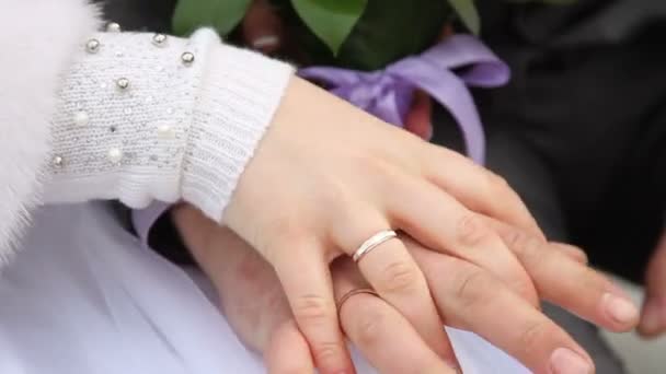 Nygifta händer på nära håll — Stockvideo