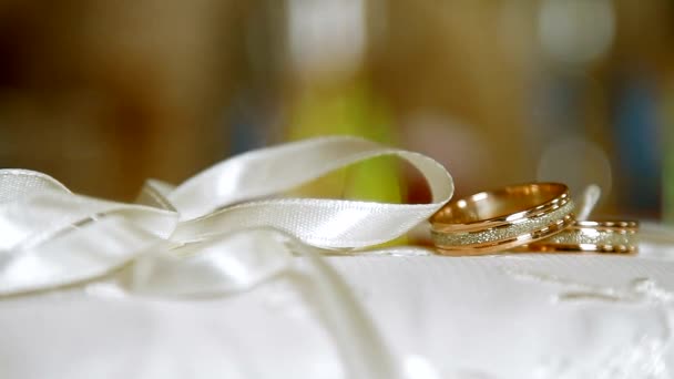 Anillos de boda en una almohada — Vídeo de stock