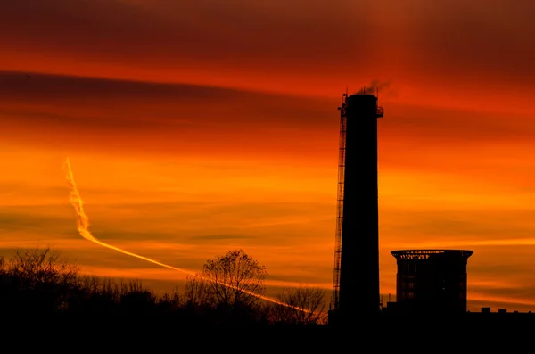 Silhouetten von Industriegebäuden bei Sonnenuntergang — Stockfoto