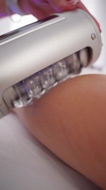 Klinikteki profesyonel ekipman kullanılarak kozmetik vücut gençleştirme prosedürü.