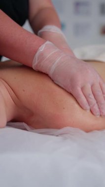 İyileşmek ve kas gerilimini azaltmak için sırt masajı yapıyorum..