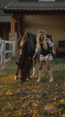 Bu video hala kırsal kesimdeki bir kadının bulaşıcı neşesini yakalıyor, ata binerken gülüyor, sahneyi aydınlatan altın gün batımını..