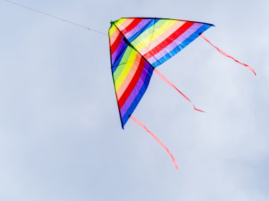 Mavi gökyüzünde uçan Rüzgar Uçurtma