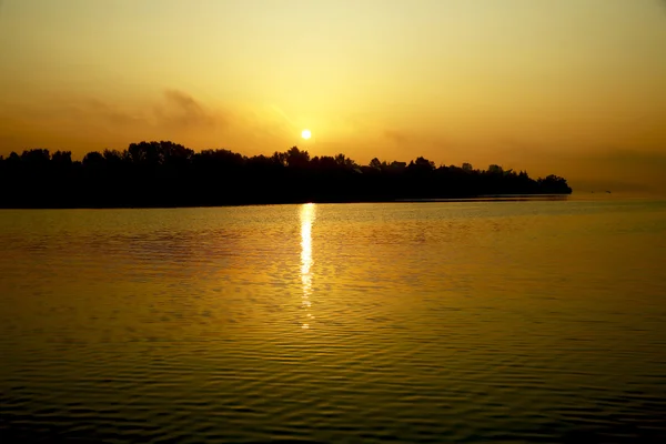 Brume matinale sur le lac — Photo