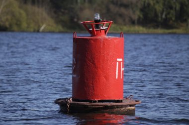 Suda kırmızı şamandıra