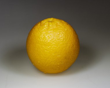 bir tablo üzerinde taze turuncu