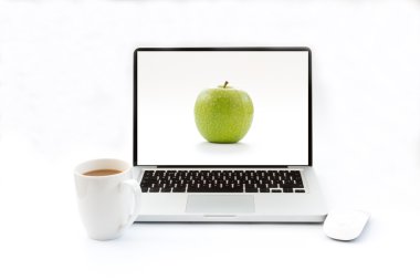 Bir elma ekran koruyucu ile bir dizüstü bilgisayar