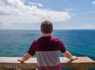 Genç adam bir Deniz Manzaralı