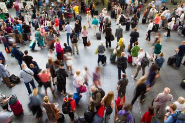 Yoğun bir tren istasyonu kalabalık