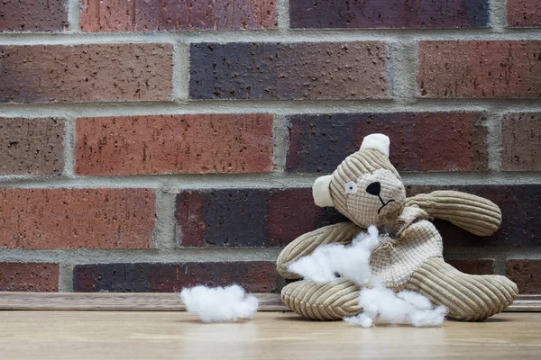 Een teddybeer triest, verlaten — Stockfoto