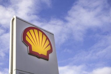 DONCASTER, İngiltere - 29 OCAK 2021. Hollanda Kraliyet Deniz Kabuğu, tanınmış petrol ve petrol sanayii şirketinin benzin deposuna damgalanmış bir tabela.