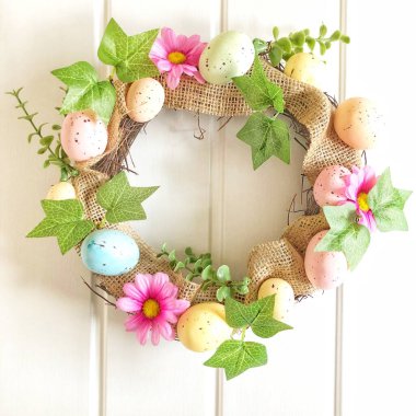 Renkli bahar kapısı çelengi